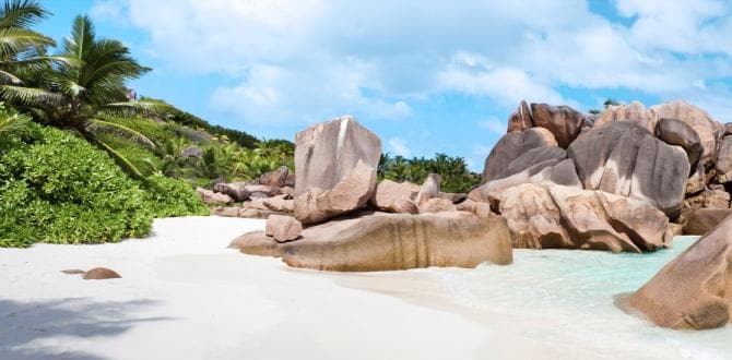 Rocce incastonate nella sabbia a Coco Beach nell'Isola di Mahé | Seychelles | Turisanda