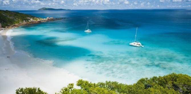 Barche nel mare azzurro | Seychelles | Turisanda