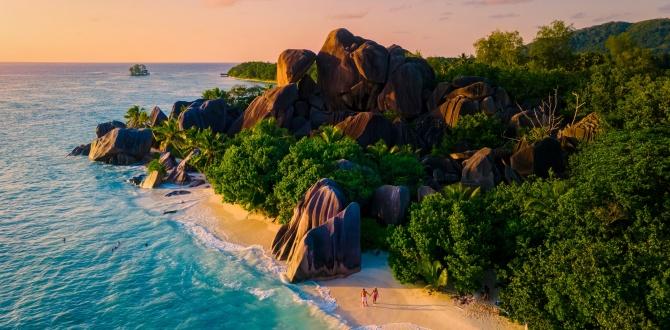 Coppia su spiaggia con rocce | Seychelles | Turisanda