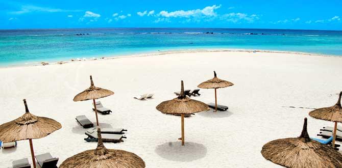 Spiaggia di sabbia bianca e finissima con ombrelloni | Mauritius | Turisanda