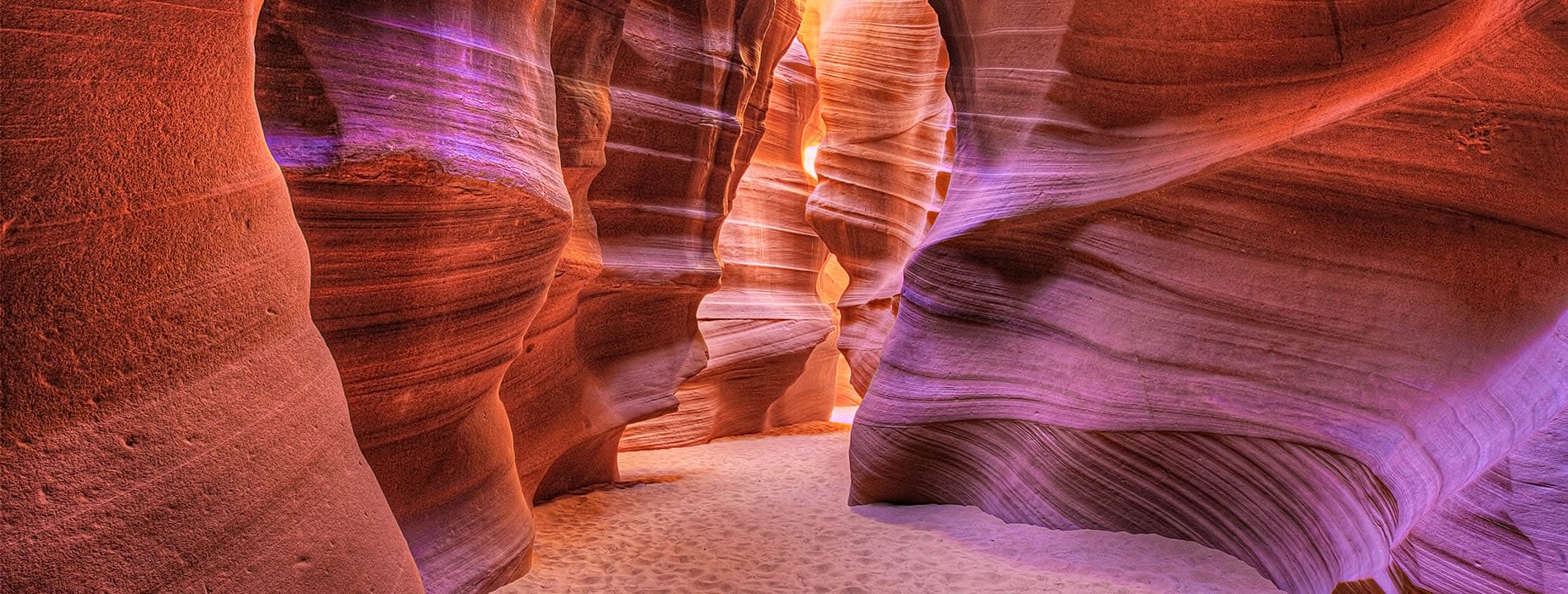 <p style="text-align:justify"><u><strong>Antelope Canyon</strong></u> &egrave; uno dei luoghi pi&ugrave; fotografati degli Stati Uniti. Deve la sua bellezza ai <strong>giochi di ombre e colori</strong> che si creano quando la luce del sole entra al suo interno conferendo all&rsquo;arenaria una splendida tonalit&agrave; cromatica.</p>
