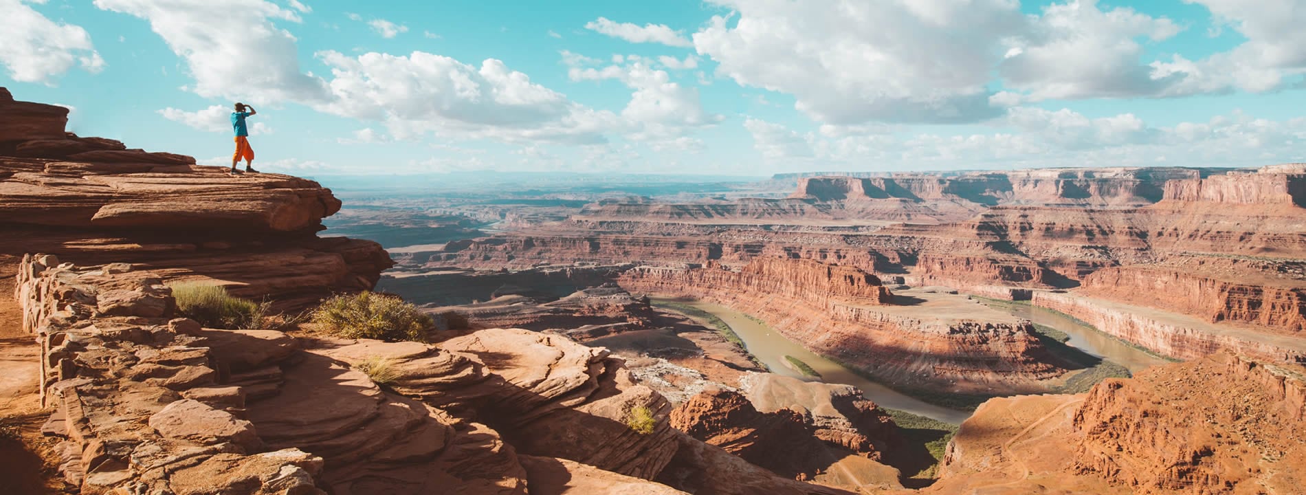 <p style="text-align:justify">Il <strong><u>Grand Canyon</u></strong>, situato a nord dell&rsquo;<strong>Ariziona</strong>, rappresenta uno dei luoghi pi&ugrave; iconici degli Stati Uniti ed &egrave; una gola che si estende per centinaia di chilometri seguendo le anse del&nbsp;<strong>fiume Colorado</strong>.&nbsp;</p>
