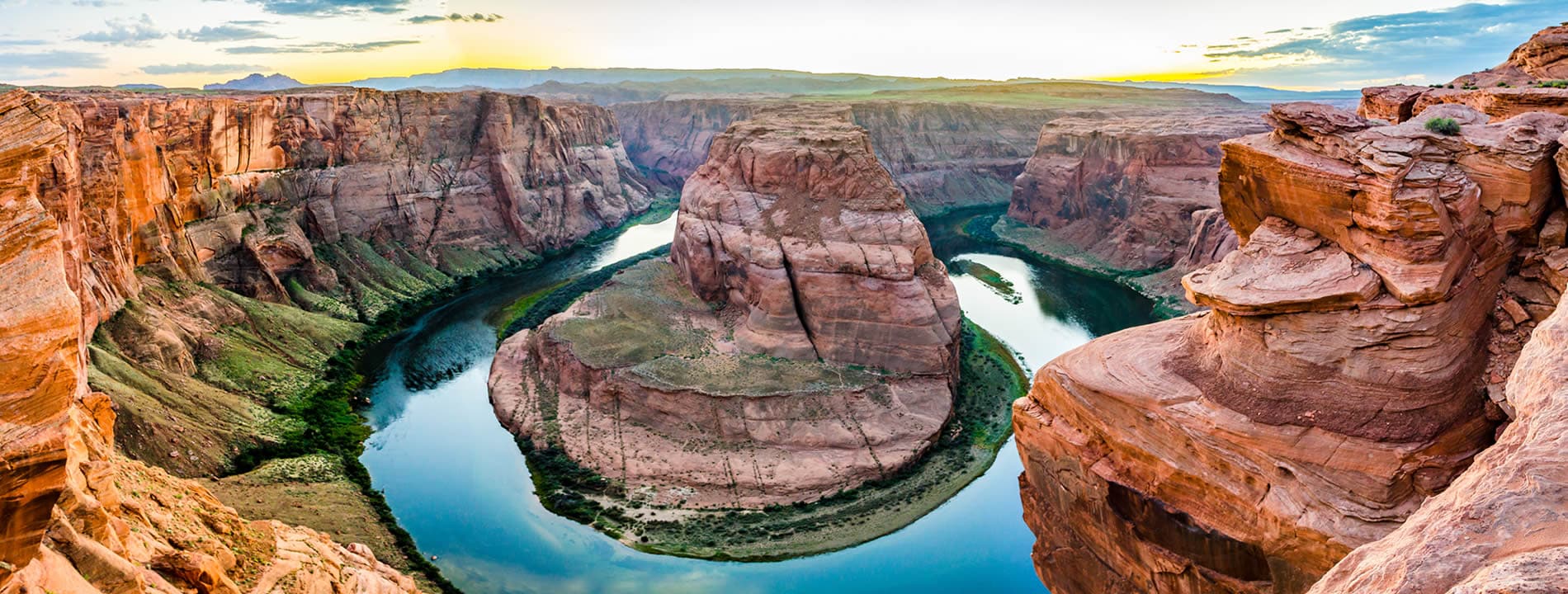 <p style="text-align:justify"><strong><u>Horseshoe Bend</u> </strong>&egrave; un luogo unico ed imperdibile situato a pochi chilometri da Page. Rappresenta uno degli <strong>scenari naturali pi&ugrave; belli di tutta l&rsquo;Arizona</strong> grazie alla sua imponenza e unicit&agrave;: un punto di osservazione in cui il <strong>Colorado River</strong> assume la forma di un <strong>ferro di cavallo</strong> e regala dei colori indescrivibili.</p>
