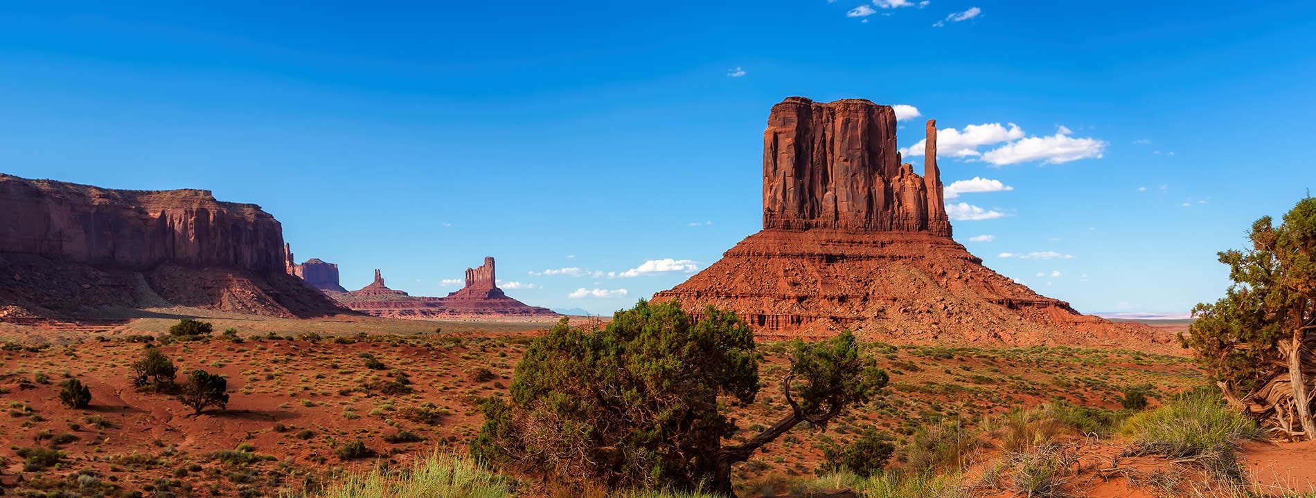 <p>La<u><strong> Monument Valley</strong></u>, uno dei luoghi pi&ugrave; affascinanti al mondo, &egrave; una <strong>riserva Navajo</strong> situata tra <strong>Arizona</strong> e <strong>Utah </strong>e rappresenta nell&rsquo;immaginario collettivo il luogo simbolo del<strong> Western Americano</strong> perch&eacute; location di numerosi e celebri film.</p>
