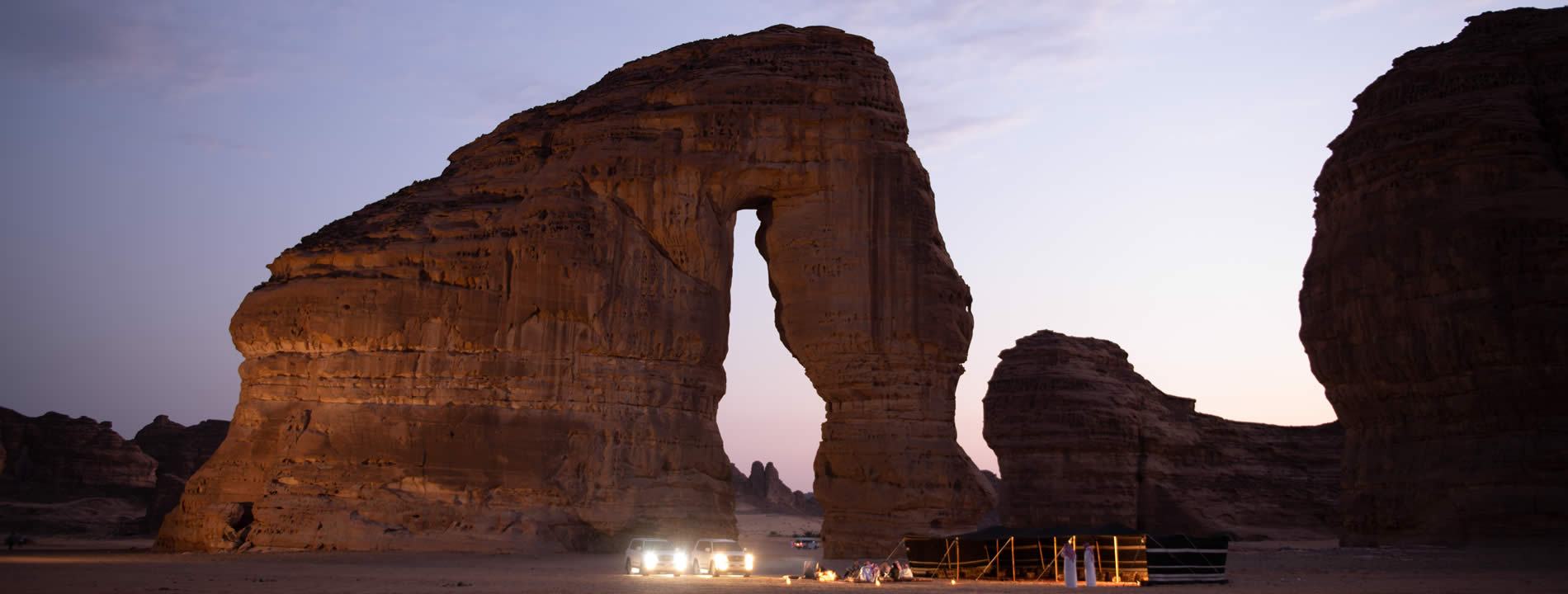 <p style="text-align:justify"><u><strong>AlUla</strong></u> &egrave; uno straordinario esempio del meraviglioso patrimonio del paese. La sua citt&agrave; principale, omonima, si trova sulla via di pellegrinaggio originale alla Mecca, circa 325 km a nord di Medina.&nbsp;</p>
