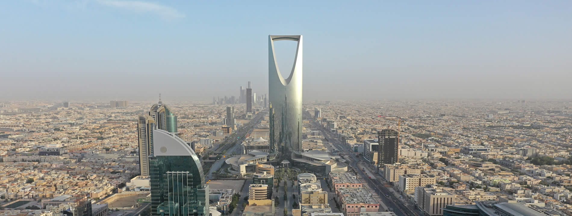 <p style="text-align:justify">Il&nbsp;<u><strong>Kingdom Centre</strong></u> &egrave; un grattacelo alto circa 300 metri, si trova a Riyadh e ne domina lo skyline. Questa torre immensa &egrave; il simbolo della citt&agrave; ed &egrave; probabilmente l&#39;immagine pi&ugrave; iconica di&nbsp;<em>Riyadh</em>.&nbsp;</p>
