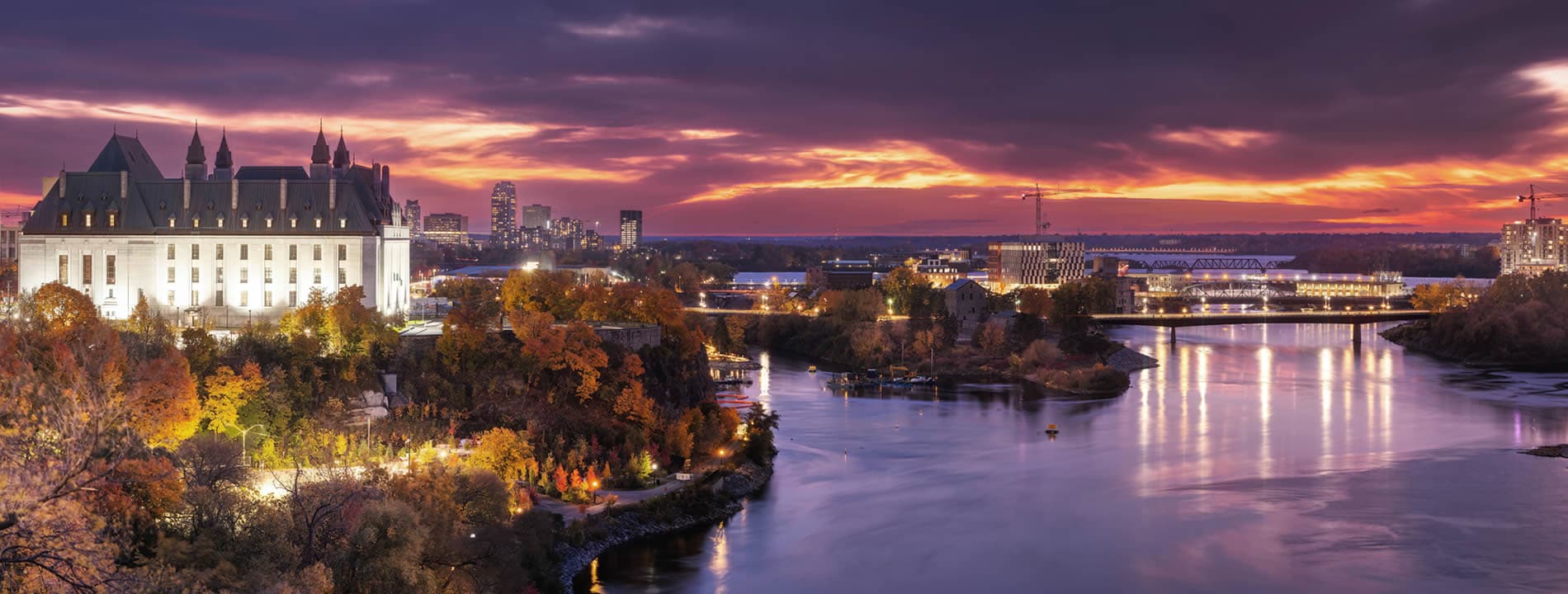 <p style="text-align:justify"><u><strong>Ottawa</strong></u>, la capitale del Canada, si trova a sud-est della provincia dell&#39;Ontario ed &egrave; famosa per la sua pozione sul sul fiume Ottawa lungo il quale sorgono la Collina del Parlamento e la National Gallery of Canada.</p>
