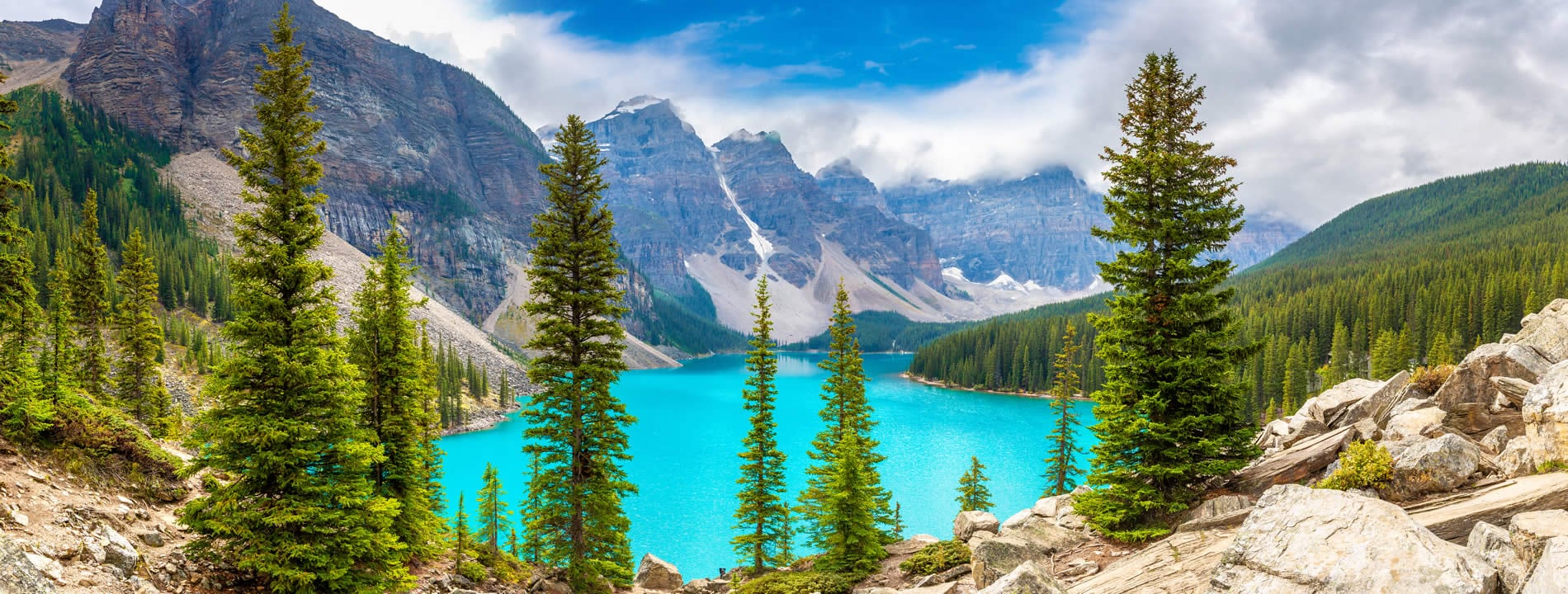 <p style="text-align:justify">Il <u><strong>Lago Louise</strong></u><strong>&nbsp;</strong>si trova&nbsp;all&#39;interno del Parco Nazionale Banff, <strong>patrimonio UNESCO&nbsp;dell&#39;umanit&agrave;,&nbsp;</strong>ed &egrave; uno&nbsp;splendido luogo in cui vivono indisturbate centinaia di specie diverse di piante ed animali.</p>
