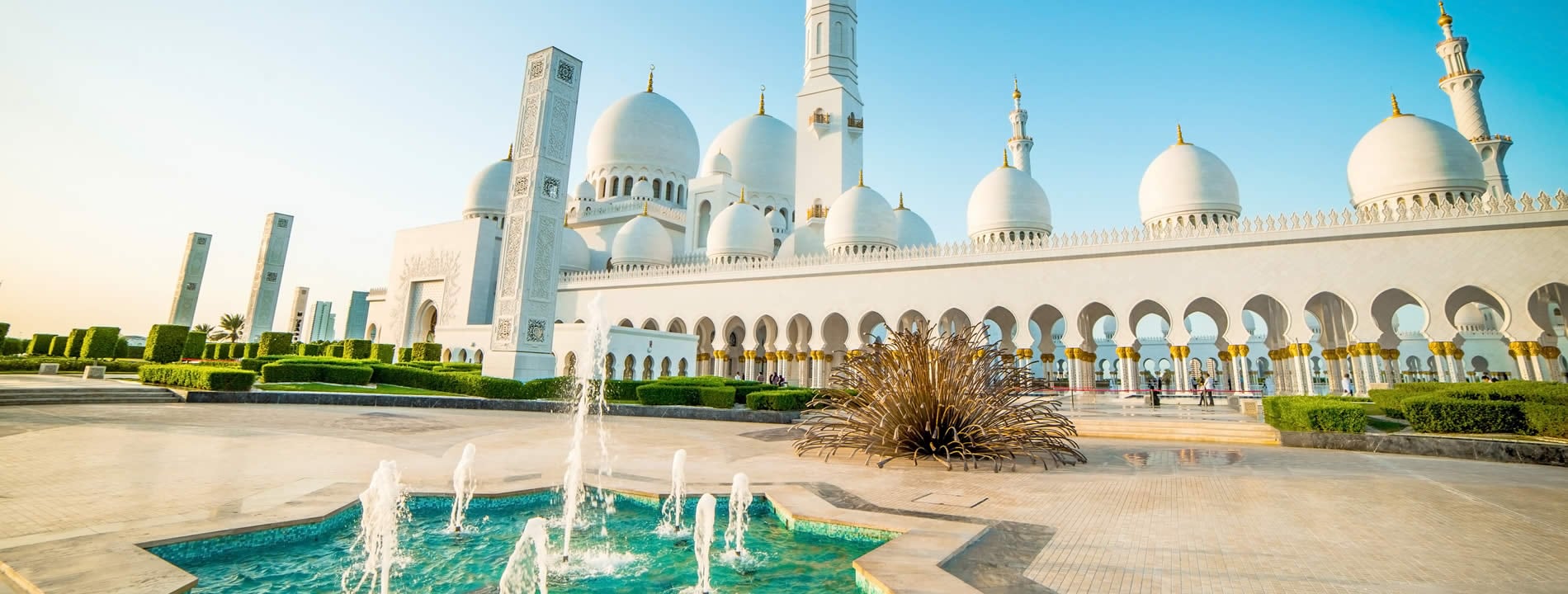 <p style="text-align:justify">La <u><strong>Grande Moschea Sheikh&nbsp;Zayed</strong></u>, conosciuta da tutti con il nome Moschea Bianca di Abu Dhabi, viene considerata una delle moschee pi&ugrave; grandi al mondo.&nbsp;</p>
