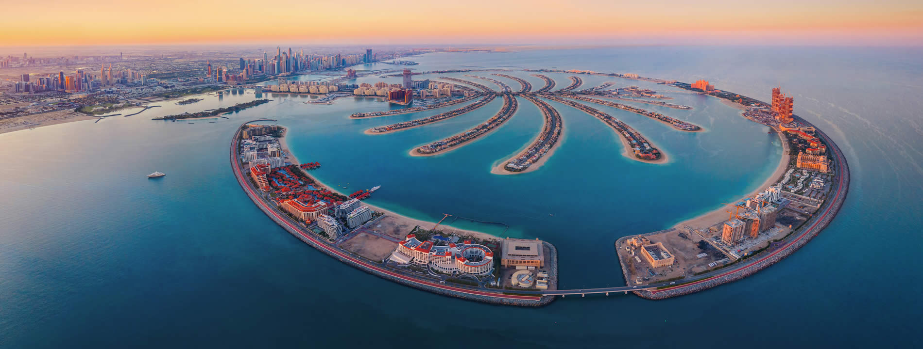 <p style="text-align:justify">Le <u><strong>Palm Islands</strong></u> sono tre isole artificiali a forma di palma che si trovano sul mare di Dubai: Palm Jumeirah, Palm Jebel Ali e Palm Deira. Le prime due sono gi&agrave; state terminate mentre Palm Deira &egrave; in fase di costruzione.</p>

