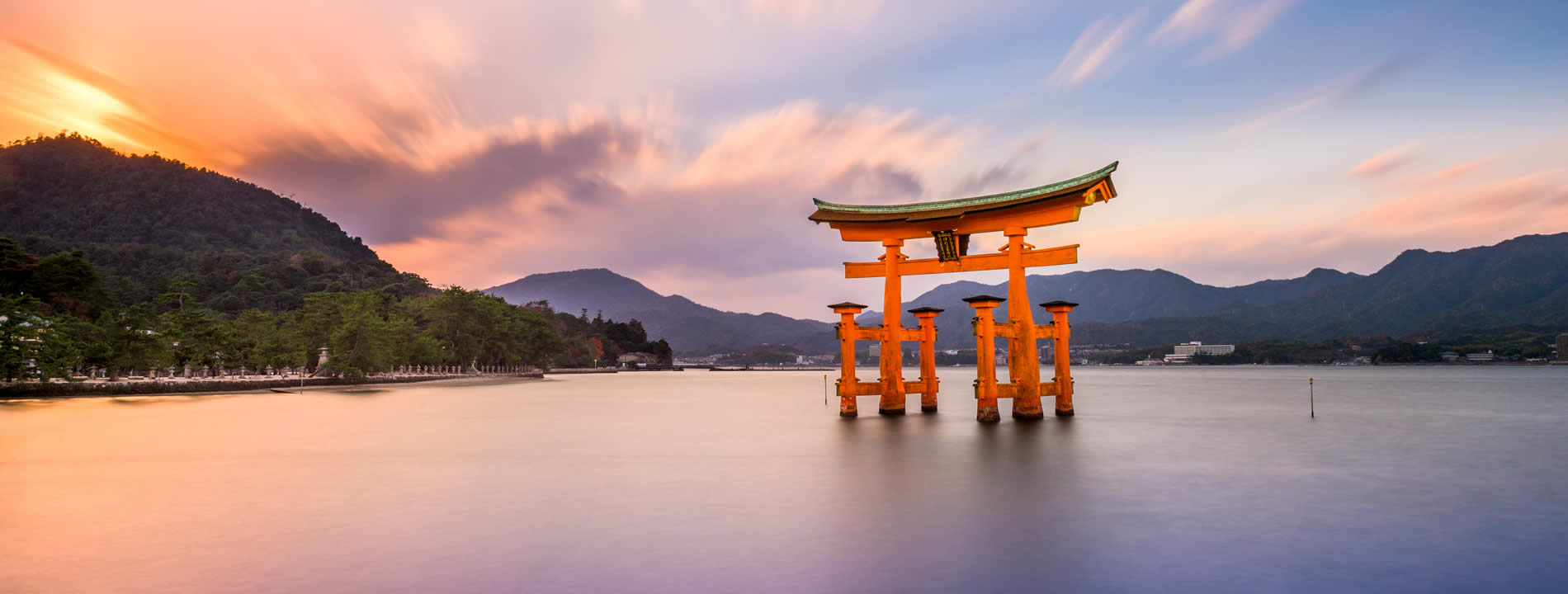 <p style="text-align:justify">Ad un passo da Hiroshima, non perdere<strong> </strong><u><strong>Miyajima</strong></u>, un&#39;isola&nbsp;sacra famosa soprattutto per il suo &ldquo;Tori&rdquo; (porta del santuario) gigante sull&rsquo;acqua.&nbsp;</p>
