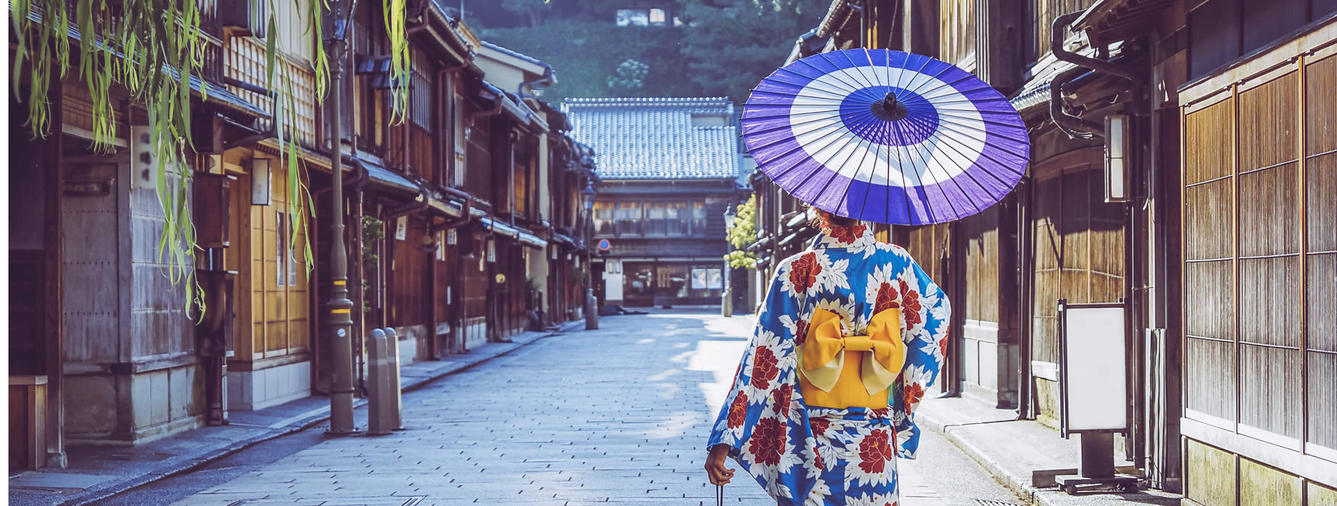 <p style="text-align:justify"><strong>Higashi Chaya</strong>, noto anche come &quot;il&nbsp;quartiere delle geisha&quot;, &egrave; una zona&nbsp;di <u><strong>Kanazawa</strong></u>&nbsp;ricca di&nbsp;edifici tradizionali&nbsp;in legno. In passato questi quartieri erano frequentati da nobili e ricchi mercanti che venivano intrattenuti dalle&nbsp;<strong>geisha</strong>&nbsp;con musiche e balli.&nbsp;</p>
