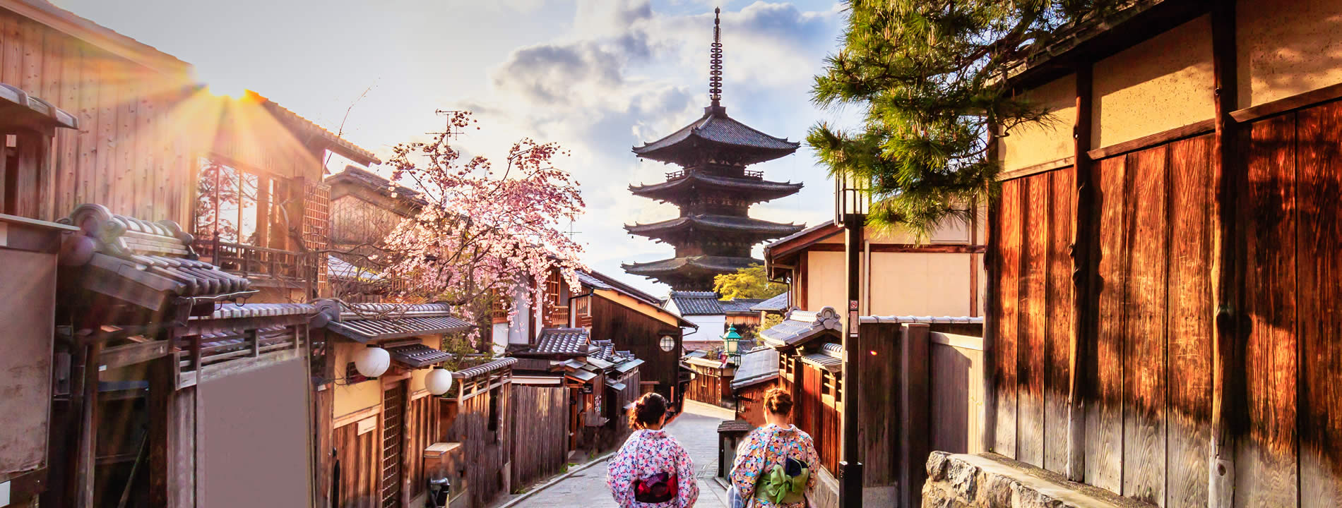 <p><u><strong>Kyoto</strong></u><strong> </strong>&egrave; l&#39;antica capitale del Giappone ed stata la residenza dell&rsquo;imperatore per pi&ugrave; di mille anni. &Egrave; una delle citt&agrave; pi&ugrave; grandi del paese e ospita templi, musei e siti Patrimonio mondiale dell&#39;umanit&agrave;</p>
