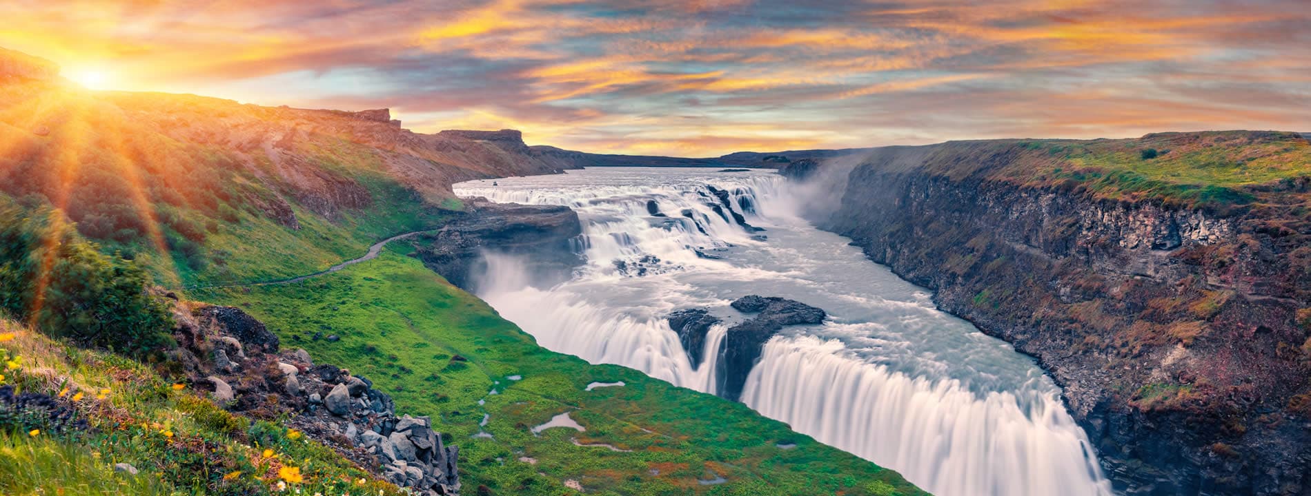 <p><u><strong>Gullfoss Waterfall</strong></u>, conosciuta anche con la &quot;Cascata d&#39;Oro&quot;, &egrave; una delle cascate pi&ugrave; conosciute d&#39;Islanda e si trova nella parte sud-occidentale dell&#39;Isola.</p>
