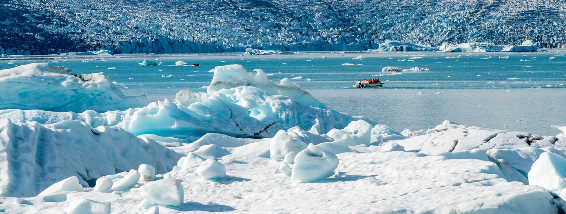 <p><u><strong>Vatnaj&ouml;kull</strong></u> rappresenta il pi&ugrave; grande ghiacciaio d&#39;Islanda grazie alla sua superficie di circa 8.100 km&sup2; e il terzo ghiacciaio pi&ugrave; grande del mondo</p>
