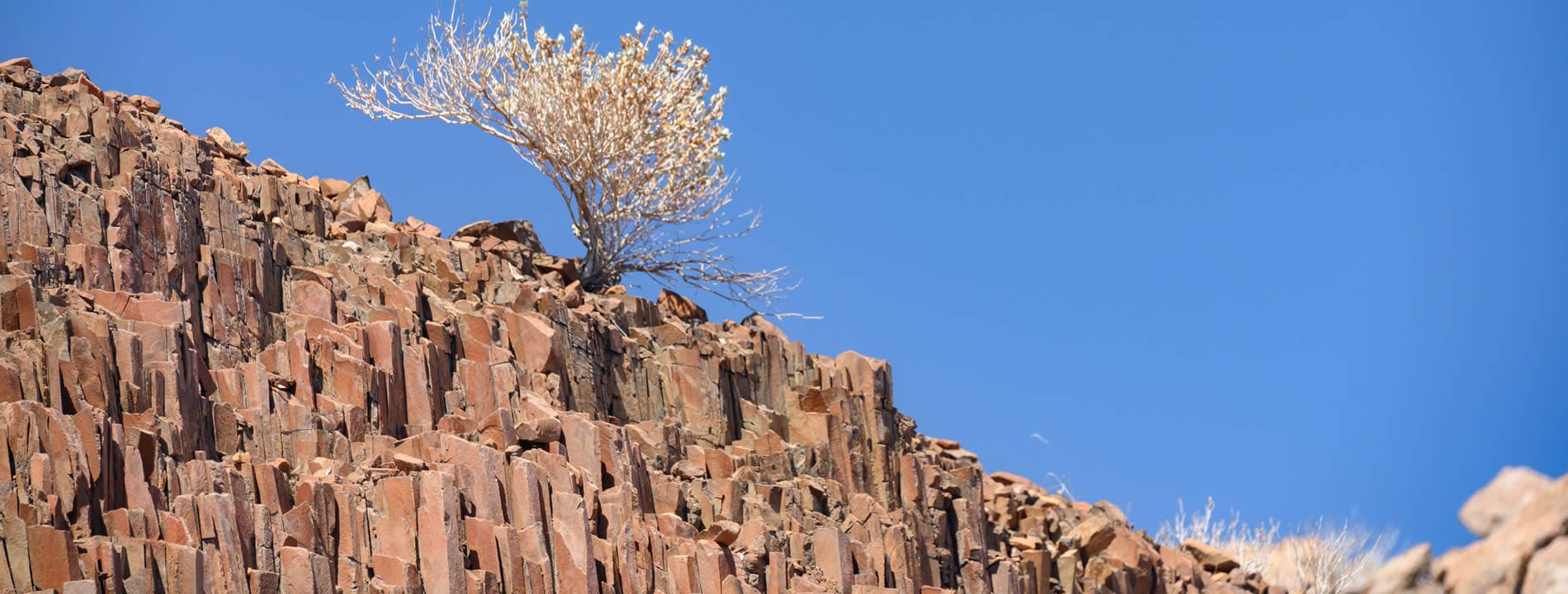 <p style="text-align:justify"><u><strong>Twyfelfontein</strong></u>, Patrimonio dell&rsquo;Umanit&agrave;, &egrave; un valle della namobia nota per i dipinti rupestri e graffiti dell&rsquo;Et&agrave; della Pietra presenti sulle rocce di arenaria.</p>
