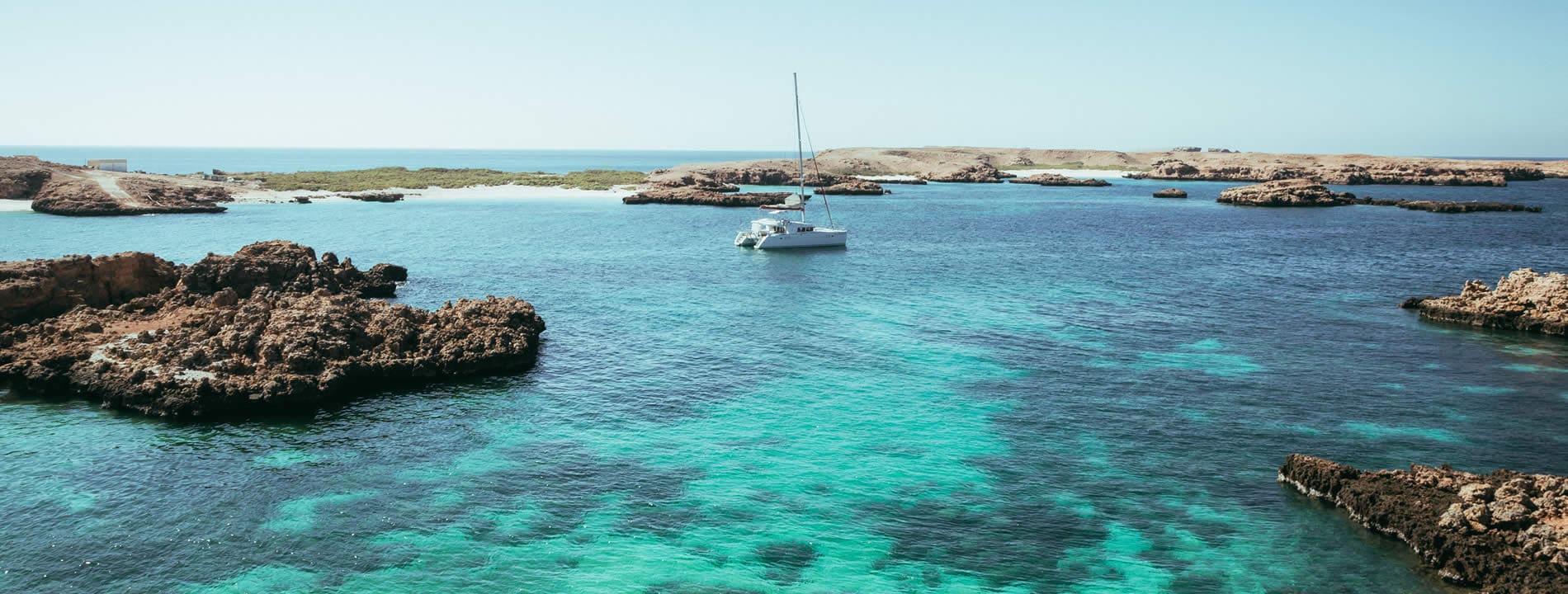 <p style="text-align:justify">Le <u><strong>Daymaniyat Islands</strong></u> sono 9 isole che si trovano nella riserva naturale al largo delle coste di Muscat. Sono uno dei luoghi pi&ugrave; affascinanti dell&rsquo;Oman, un vero e proprio paradiso terrestre e subacqueo.</p>
