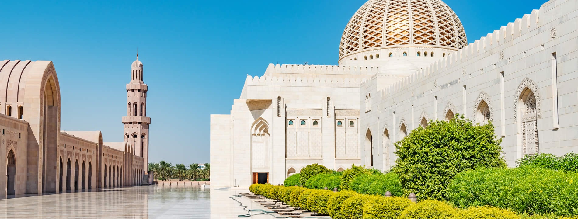 <p style="text-align:justify">La <u><strong>Grande Moschea di Muscat</strong></u> rappresenta un capolavoro architettonico di ipnotica bellezza la cui costruzione ha richiesto tanti anni di intenso lavoro ed &egrave; stato un omaggio offerto dall&rsquo;amatissimo&nbsp;<strong>sultano Qaboos </strong>al suo popolo.&nbsp;</p>
