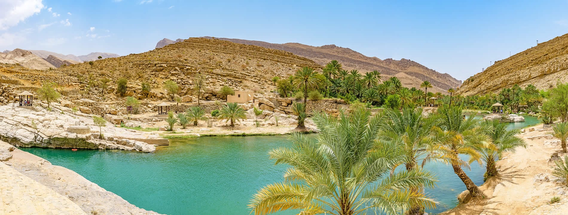 <p style="text-align:justify"><u><strong>Wadi Bani Khalid </strong></u>&egrave; una vera e propria oasi nel deserto caratterizzata da una piscina naturale piena di acqua fresca e color verde smeraldo circondata da un&#39;infinit&agrave; di palme. Una tappa imperdibile a poca distanza da Muscat.</p>
