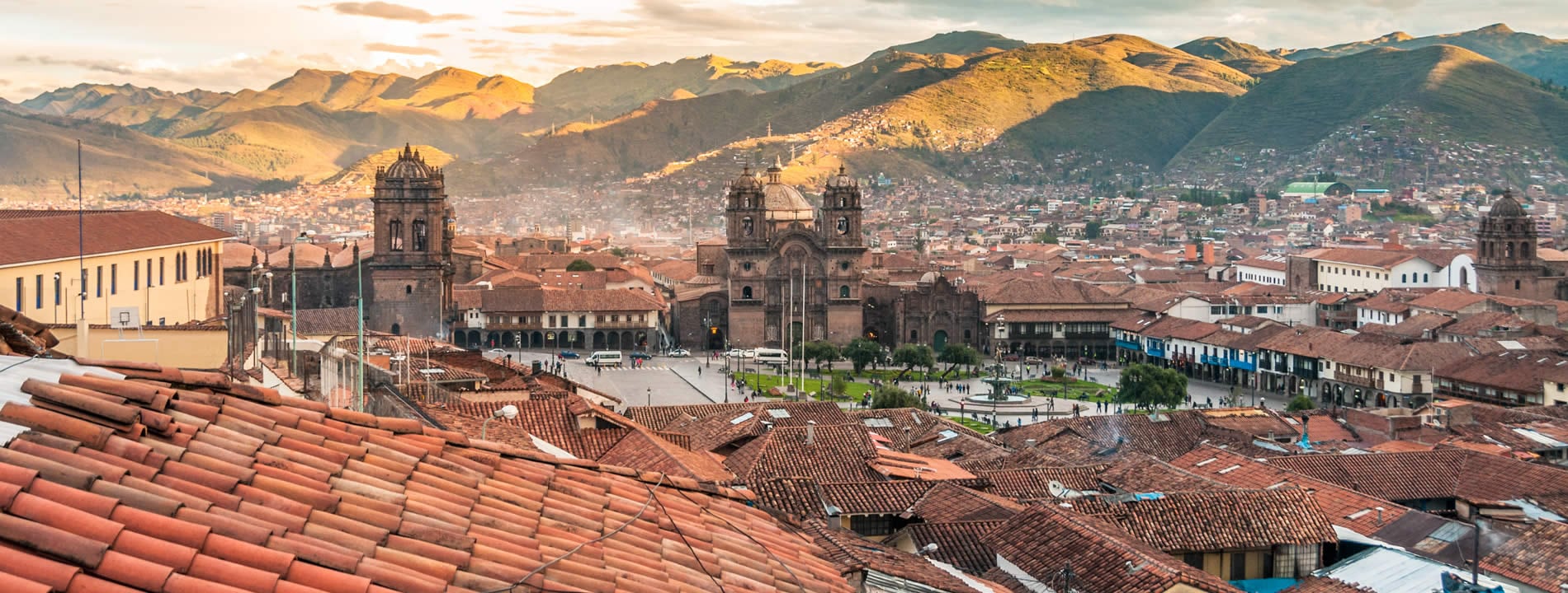<p style="text-align:justify"><u><strong>Cusco</strong></u> &egrave; stata l&#39;antica capitale dell&rsquo;Impero Inca (XV secolo) e presenta vestigia del glorioso passato mischiato alle pi&ugrave; recenti invasioni spagnole. La fortezza di Sachsayaman, La Plaza Regocijo, la Plaza de Armas, la cattedrale ed il leggendario Tempio Korikancha sono tra i siti pi&ugrave; interessanti da visitare.&nbsp;</p>
