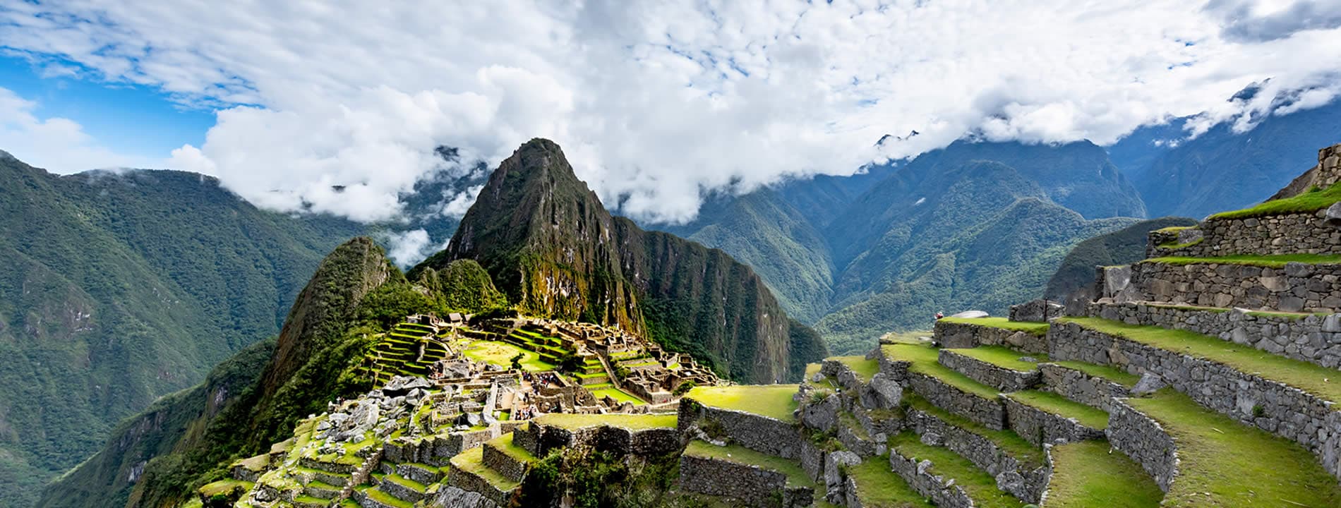 <p style="text-align:justify">Il&nbsp;<u><strong>Machu Picchu</strong></u> &egrave; una delle sette Meraviglie del Mondo ed &egrave; un sito archeologico Inca che sorge sulle Ande peruviane.</p>
