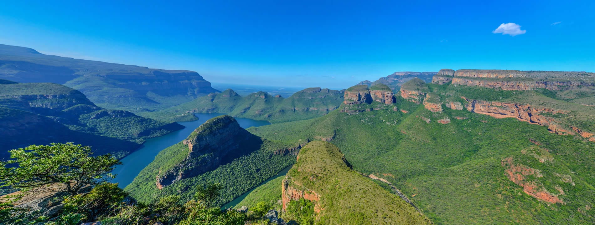 <p style="text-align:justify">Il&nbsp;<u><strong>Blyde River Canyon</strong></u>&nbsp;&egrave; situato in Sudafrica, nella provincia di Mpumalanga, ed &egrave; il terzo canyon pi&ugrave; grande del mondo. Da non perdere Three Rondavels: il suo punto panoramico pi&ugrave; famoso.</p>
