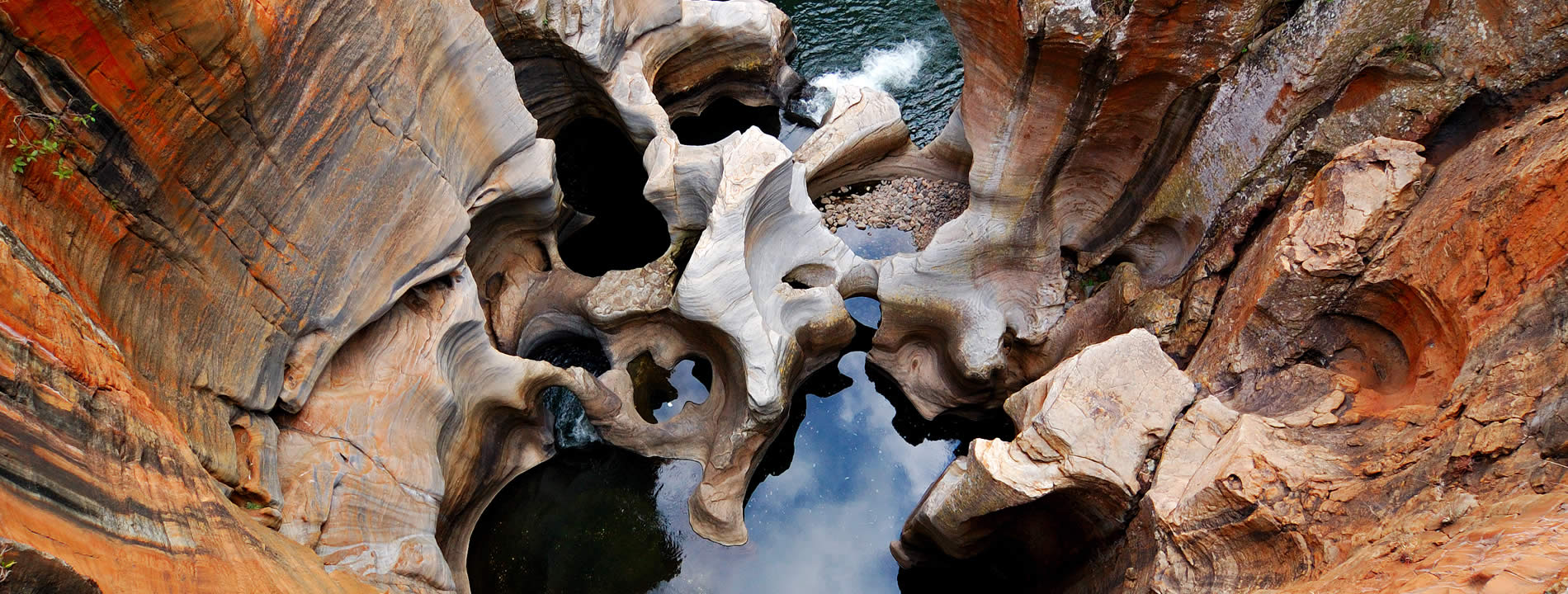 <p>Le <u><strong>Bourke&rsquo;s Luck Potholes</strong></u> sono cavit&agrave; cilindriche formate nelle falesie di color rosso nel punto dove il fiume Blyde e il fiume Treur si incontrano, nei pressi di&nbsp;Mpumalanga.&nbsp;</p>
